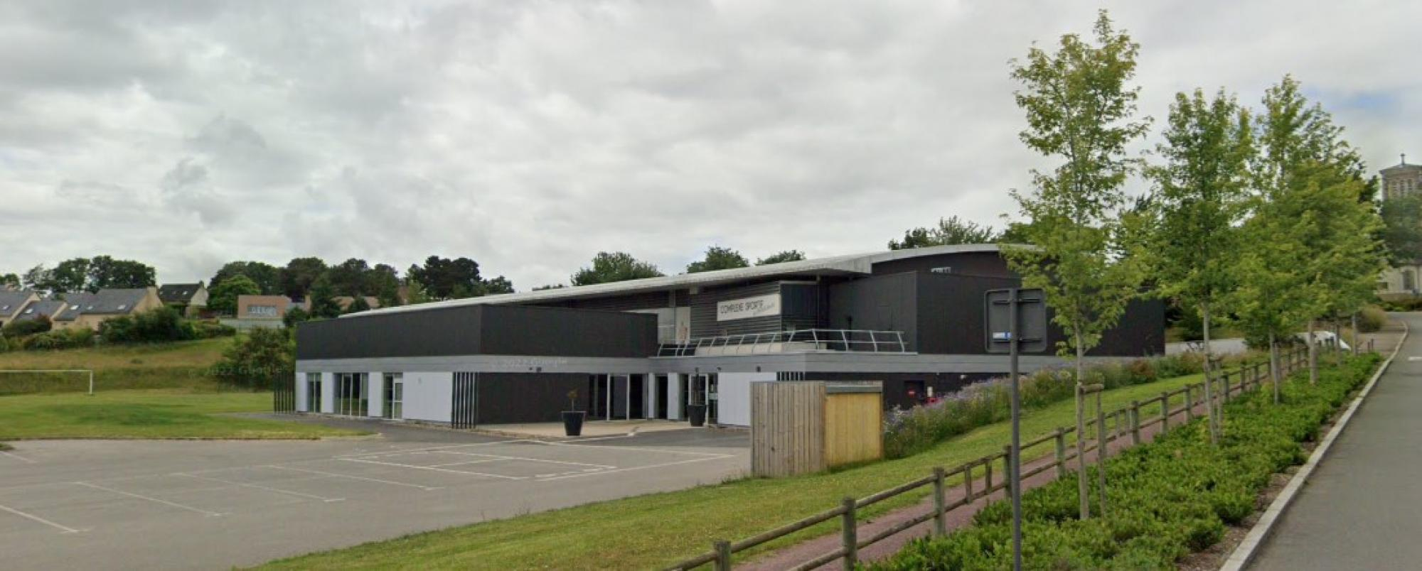 Extérieur de la salle de sport de Saint-Thurial